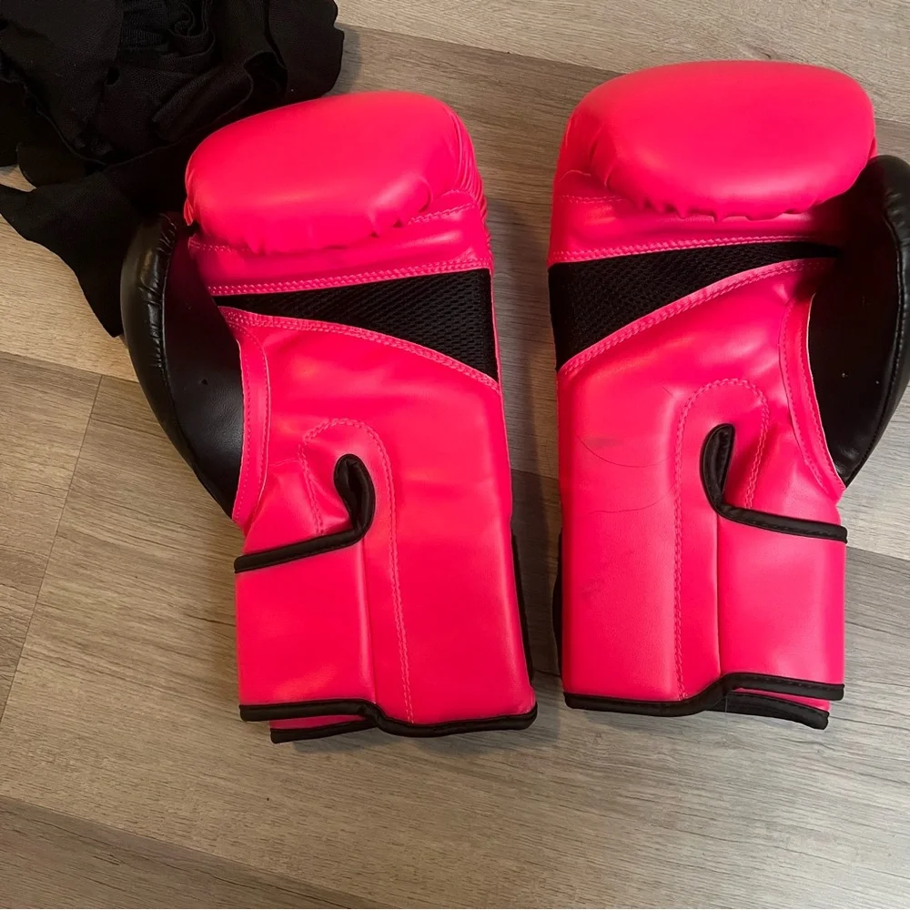 ❤️ 9Round Boxing Gloves and Wraps